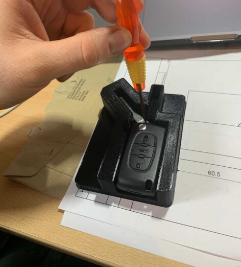 Araç Anahtarı Pini Çıkartma Braketi ABS Baskı 01567