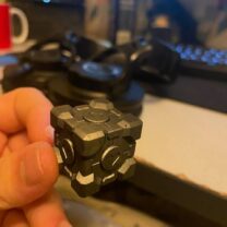 Portal 2 Oyunundaki Küp Kalp Desenli PLA Baskı 01621