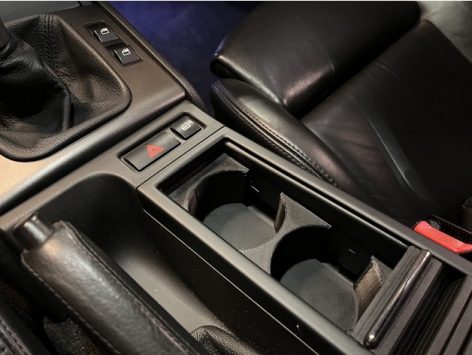 BMW E46 Uzun Euro Cep Telefonu Depolama Konsolunda Çift Kupa - Görsel 3