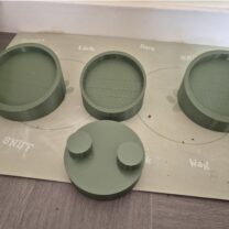 Kediler için açılı mama kabı