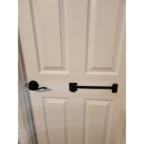 Tekerlekli sandalye kullanıcıları için kapı çekme braketi