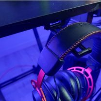 Automatic Headphones Stand That Switches Outputs 6485618